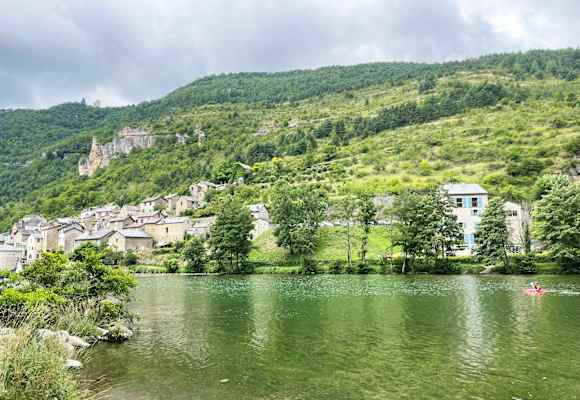 Der Tarn schlängelt sich durch unberührte Landschaften und steinerne Dörfer.