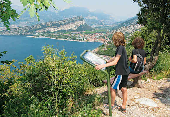 Am Weg von Tempesta nach Torbole darf man sich auf tolle Aussichten auf den Gardasee freuen.