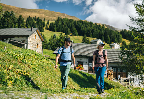 Ein Pärchen wandert in den Schweizer Alpen.