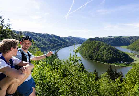Großartige Aussichtsplätze, wie hier jener oberhalb der Donauschlinge Schlögen, sind einer von vielen Gründen fürs Trailrunning am Donausteig