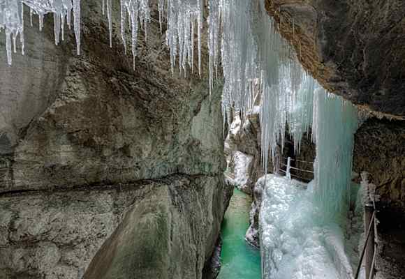 Beeindruckende Eiszapfen bilden sich im Winter in der Partnachklamm nahe Garmisch-Partenkirchen