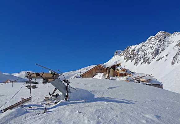 Die Totalphütte - fast zur Gänze unter der Lawine begraben