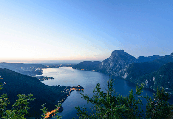 Der Traunsee mit dem Gipfel des Traunstein (1.691 m) im letzten AbendlichtDer Traunsee mit dem Gipfel des Traunstein (1.691 m) im letzten Abendlicht