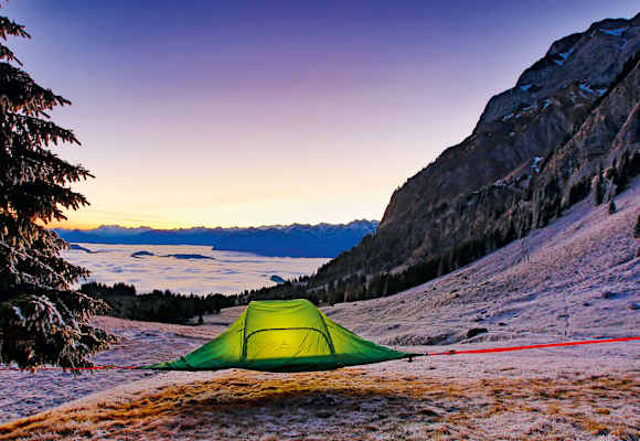 Tree Tent: Schwebendes Baumzelt am Fräkmüntegg in den Emmentaler Alpen