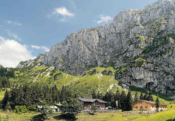 Die Tutzinger Hütte (1.327 m) unterhalb der Benediktenwand