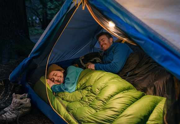 Mit dem Schlafsack von Zenbivy kannst du besonders komfortabel in der Natur übernachten.