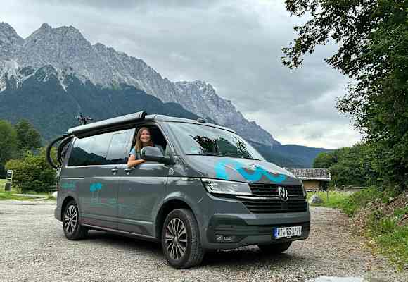 Campervan vor Berg
