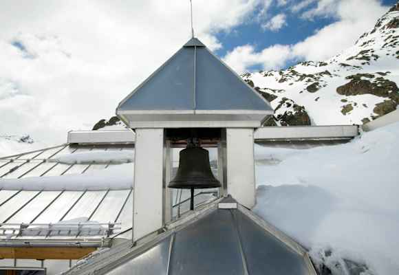 Dachreiter mit Glocke: Vernagthütte in Tirol