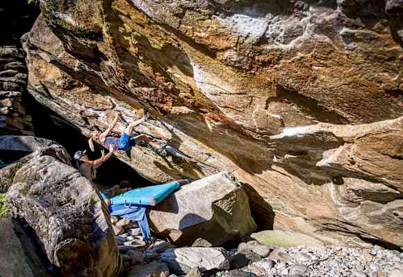 Die Autorin bouldert im Überhang.