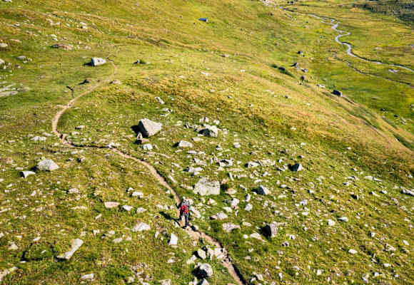 Ein Blick von oben über die grünen Wiesenlandschaften des Plateau von L’Ar du Tsan.