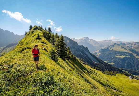 Ein Bergsteiger auf dem Wanderweg.