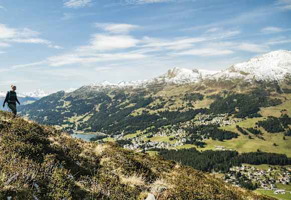 Das sonnenverwöhnte Hochtal im Herzen Graubündens bietet mehr als nur aussichtsreiche Berggipfel und duftende Alpwiesen.  