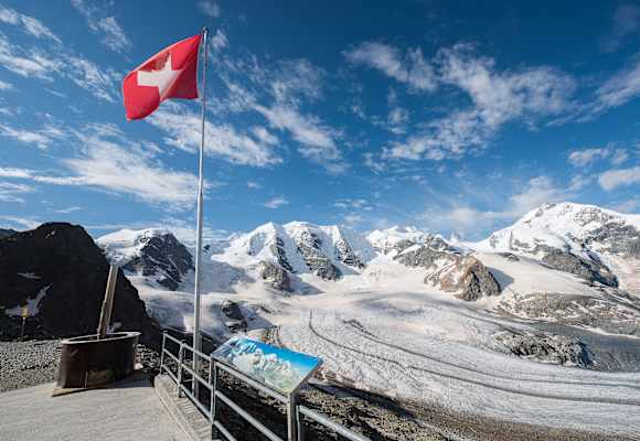 Von der Aussichtsplattform auf der Diavolezza hat man eine frei Sicht auf den Piz Palü und die Bernina Gruppe