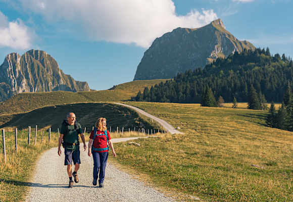 Die „Drei Pärke Tour“ verspricht unvergessliche Aussichten und kulinarische Eindrücke.