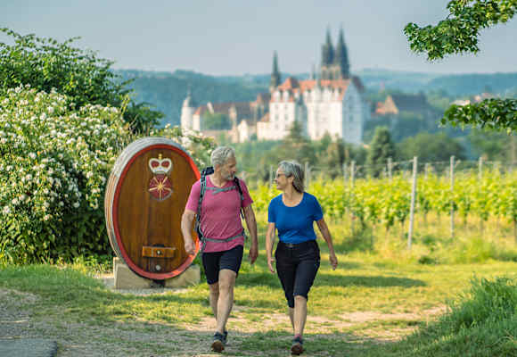 Auf geschichtsträchtigen Spuren wandern:  Die Meißener Albrechtsburg (im Hintergrund) aus dem 10. Jahrhundert gilt als der erste Schlossbau Deutschlands.