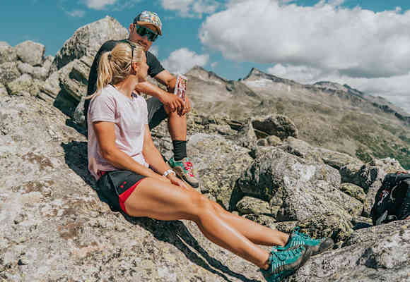 Bei einem ausgiebigen Picknick dürfen die richtigen Snacks von Loidl nicht fehlen: Alex Payer und seine Fast-Ehefrau Sabine Schöffmann wissen wie es geht.