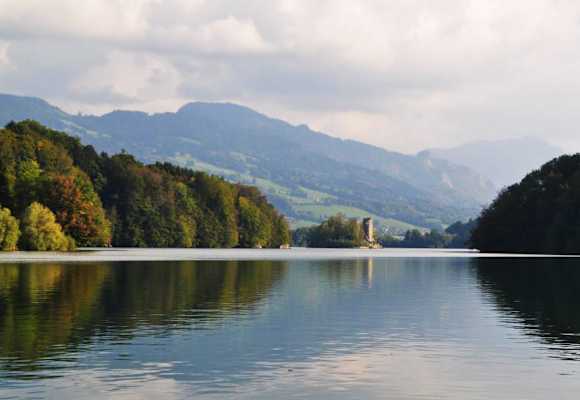 Blick auf den Lac de la Gruyère im Kanton Freiburg