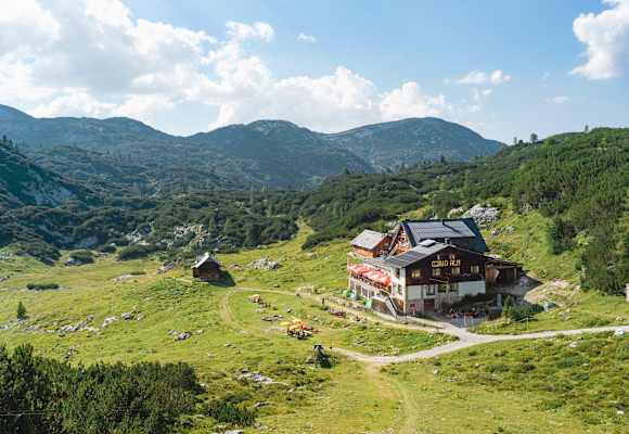 Die Gjaid Alm liegt auf dem Hochplateau des Dachstein-Massivs