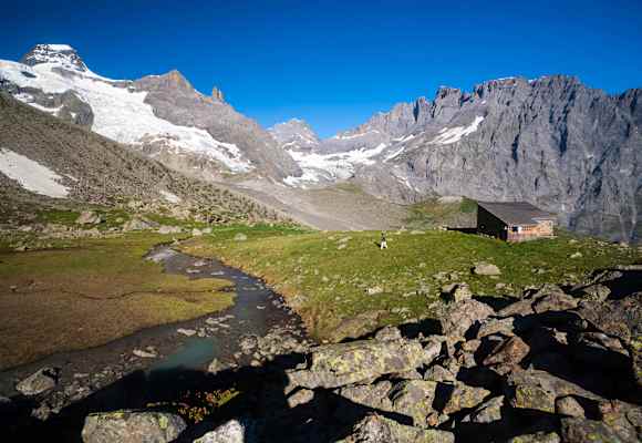 Schmadrihütte mit Tschingelfirn