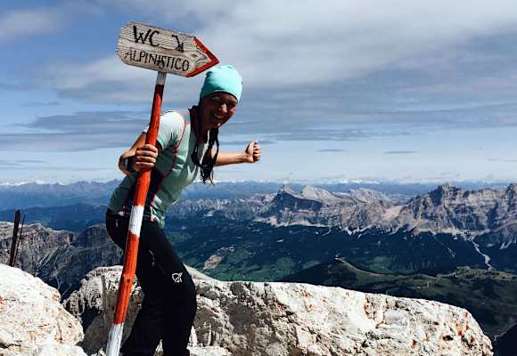Ana Zirner auf dem Weg über die Alpen