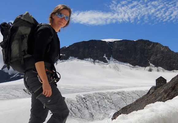 Heidi von Wettstein mit der Müllerhütte (3.145 m), die sie seit 10 Jahren führt