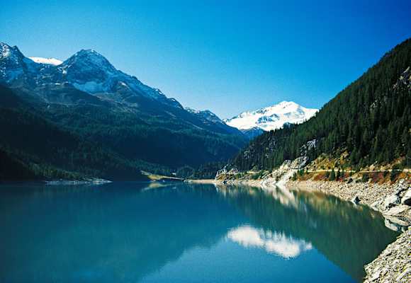 Südtirol: Zufritt-Stausee im Martelltal mit Blick auf die Zufallspitze