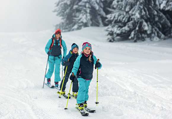 Die richtige Ausrüstung ist beim Skitouren-Gehen besonders wichtig – auch für die Kleinen.