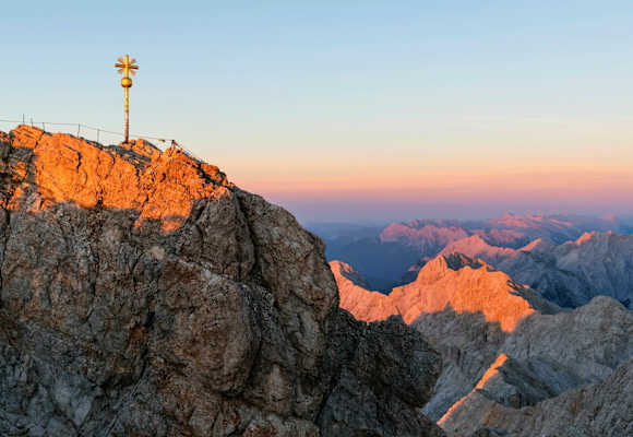 Blick über den Gipfel der Zugspitze ins Wettersteingebirge in Bayern