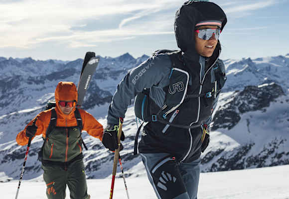 Die Karpos Athleten Caro Gredler und Marc Hochstaffl sind mit der Skitourenkollektion von Karpos gut ausgestattet auf den Bergen unterwegs.