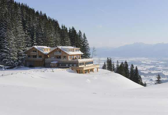 Die Berglodge liegt nahe der Bergstation der Alpspitzbahn mit Panoramaaussicht auf die Allgäuer Alpen und ins Voralpenland.