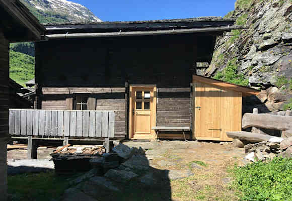 Am Fuße des Großvenedigers gelegen, steht die Hütte auf 1.698 m Seehöhe in einem kleinen Almdorf.