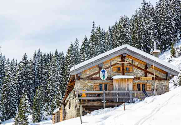 Die Bayerische Wildalm (1.454 m) ist eine Selbstversorgerhütte im bayerischen Rofan-Gebirge. 