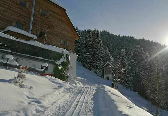 Von der Bochumer Hütte führt im Winter eine Rodelbahn ins Tal.