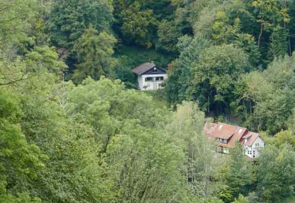 Versteckt liegt die Felsberghütte „Am Felsenmeer“ bei Reichenbach (Odenwald) auf einer Höhe von 254 m.