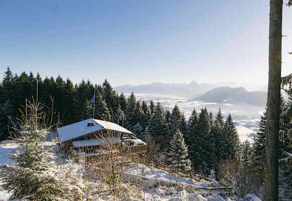 Die Hündeleskopfhütte hat auch im Winter geöffnet und bietet einen schönen Blick ins Tal.