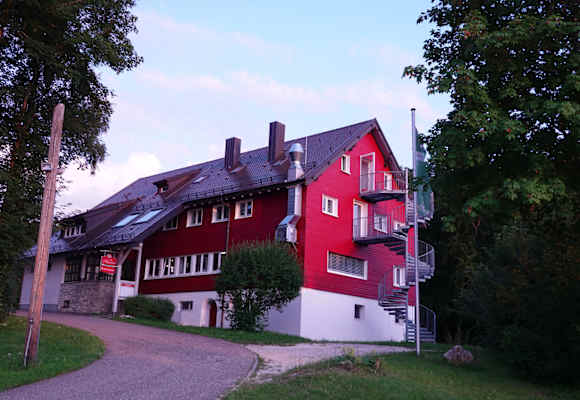 Das Harpprechthaus liegt in der Schwäbischen Alb, auf einer Höhe von 800 m.
