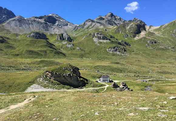 Die auf Schweizer Boden und im Silvrettagebirge stehende Heidelberger Hütte ist das Ziel vieler Wanderer, Bergsteiger, Kletterer sowie Schnee- und Skitourengeher.