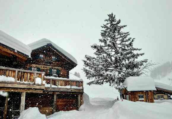 Berghaus Heimeli tief verschneit im Winter