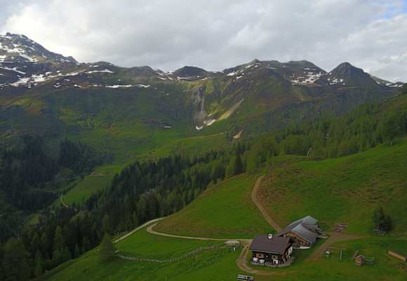 Direkt im Talschluss des Navistals, einem Seitental des Nordtiroler Wipptals, liegt oberhalb der Baumgrenze auf 1.880 m Seehöhe die Poltenalm.