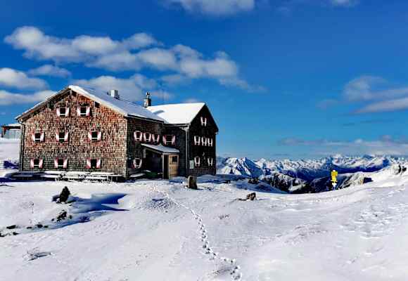 Im Frühjahr ist die Hütte ein hervorragender Ausgangspunkt für viele Skitouren.