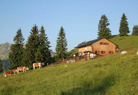 Die Seewaldhütte ist eine Selbstversorgerhütte oberhalb der Ortschaft Achenkirch.