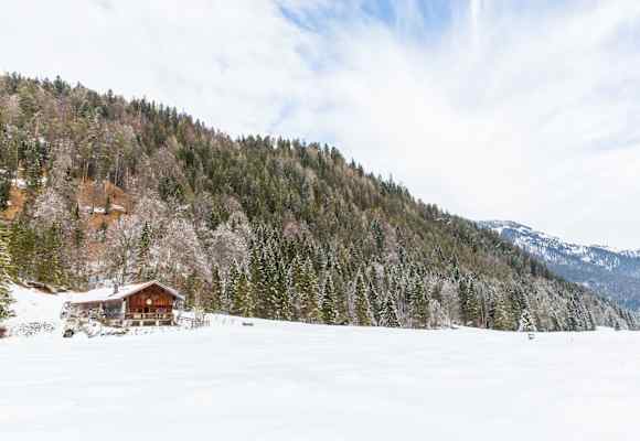 Die Selbstversorgerhütte Kloaschaualm (887 m) liegt in den Schlierseer Bergen im Mangfallgebirge