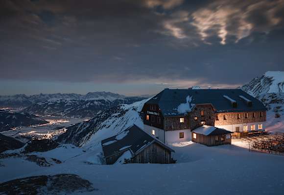 Die Krefelder Hütte bei Nacht