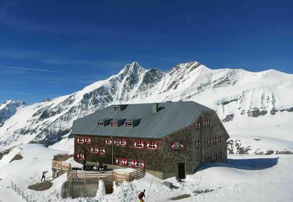 Die Oberwalderhütte liegt im Zentrum der Glocknergruppe auf 2.973 m.