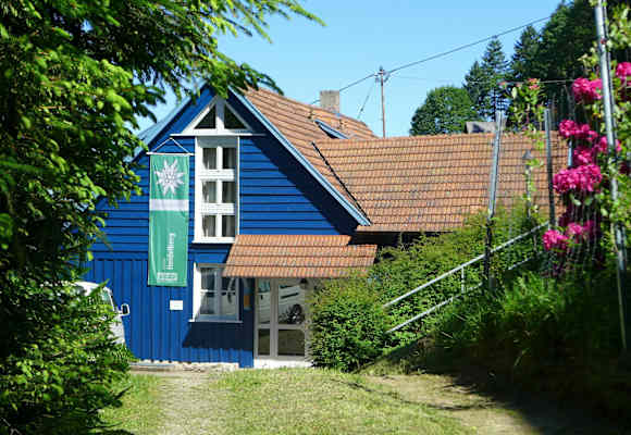 Die im Schwarzwald auf einer Höhe von 370 m gelegene Wiedenbachhütte ist eine ganzjährig geöffnete Selbstversorgerhütte.
