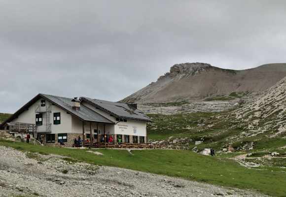 Die Puezhütte auf der Puez-Hochfläche