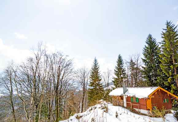 Die Reitbichlhütte steht an einem Südhang des Inntals