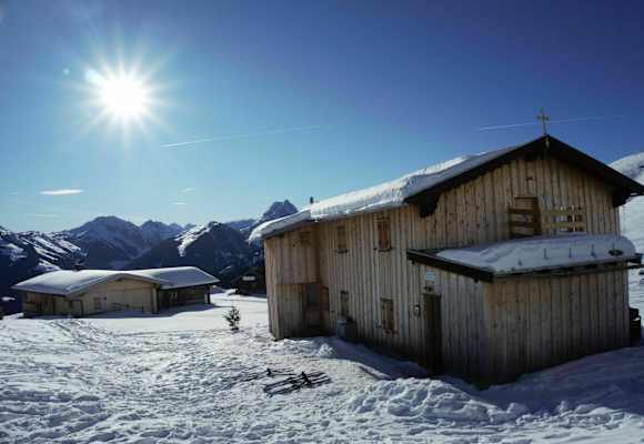 Die Hütte steht auf dem Harlasanger am Gaisberg in den Kitzbühler Alpen