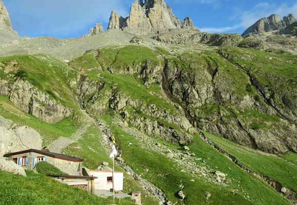 Die Spannorthütte (SAC Sektion Uto) liegt auf 1.956 Metern im Surenental.