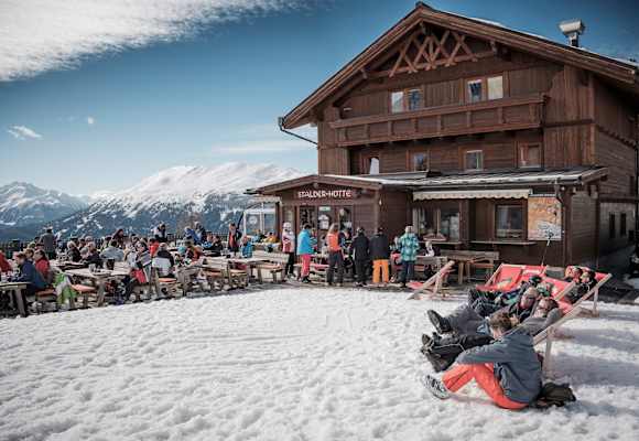 Sonnenterrasse der Stalder Hütte